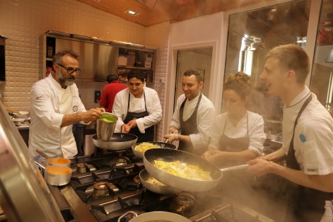 Massimo Bottura, en El Teatro de la Vida, cocinando para los indigentes / Foto: Culinary Cinema