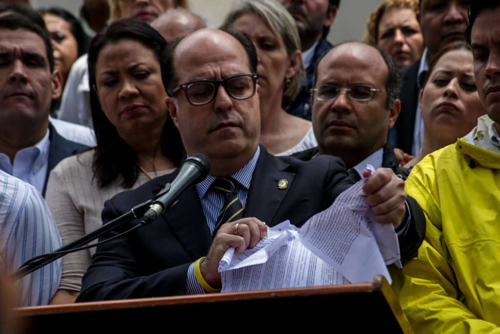 El presidente de la Asamblea Nacional, Julio Borges, rompió la sentencia del TSJ / EFE: Cristian Hernández