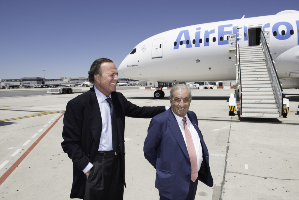 Don Pepe sonríe junto a Julio Iglesias al inaugurar una ruta transoceánica con Air Europa / Foto: Globalia 