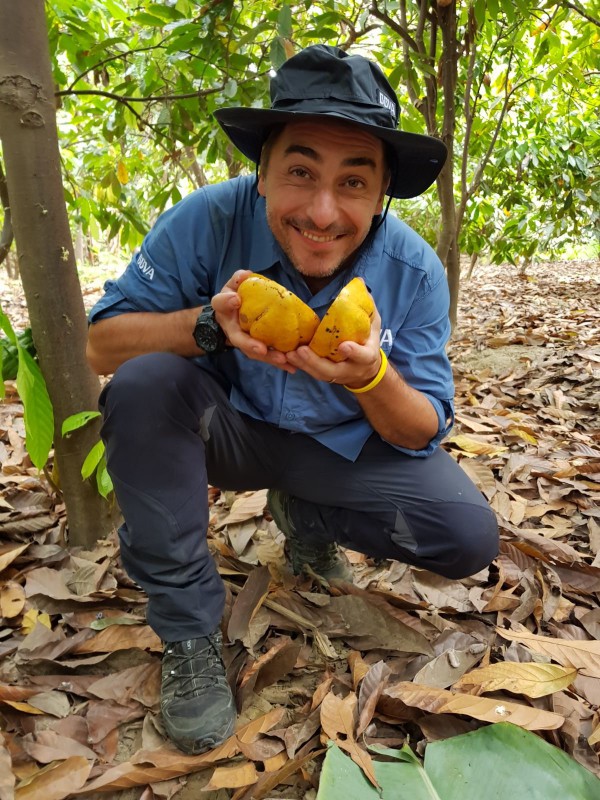 Jordi Roca en el Amazonas, cacao en mano / Foto: BBVA
