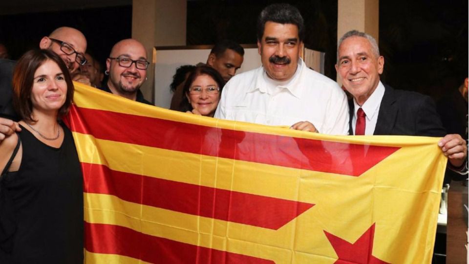 Maduro ha llegado a posar con una bandera independentista catalana / Twitter: @itacappcc