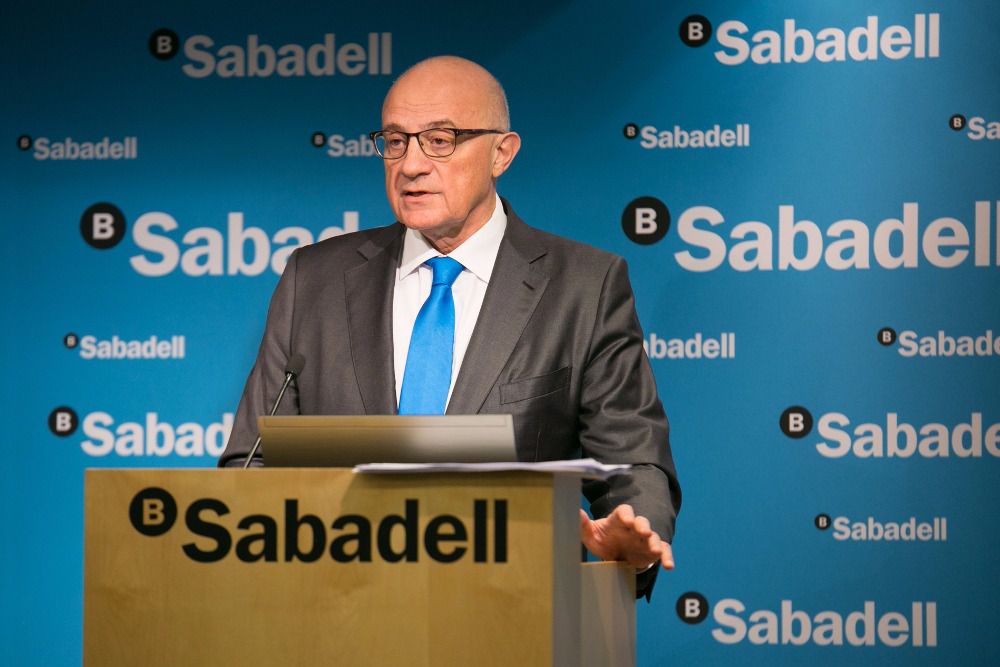 El Banco Sabadell, presidido por Josep Oliu, fue la primera entidad financiera en anunciar el traslado de su sede fuera de Cataluña / Foto: Banco Sabadell