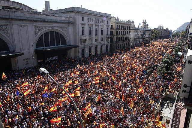 Casi un millón de personas se manifestaron en Barcelona este domingo contra el independentismo / Foto: Ciudadanos