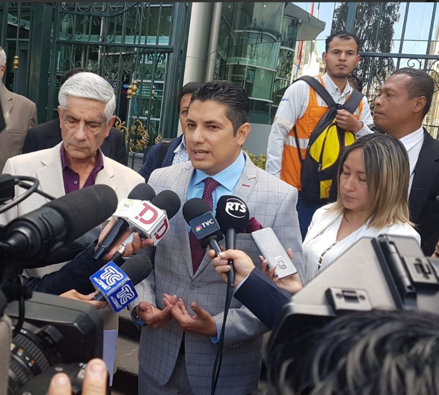 La defensa de Balda pedirá que se dicte una orden de prisión preventiva contra Correa / Twitter: @fernandobalda