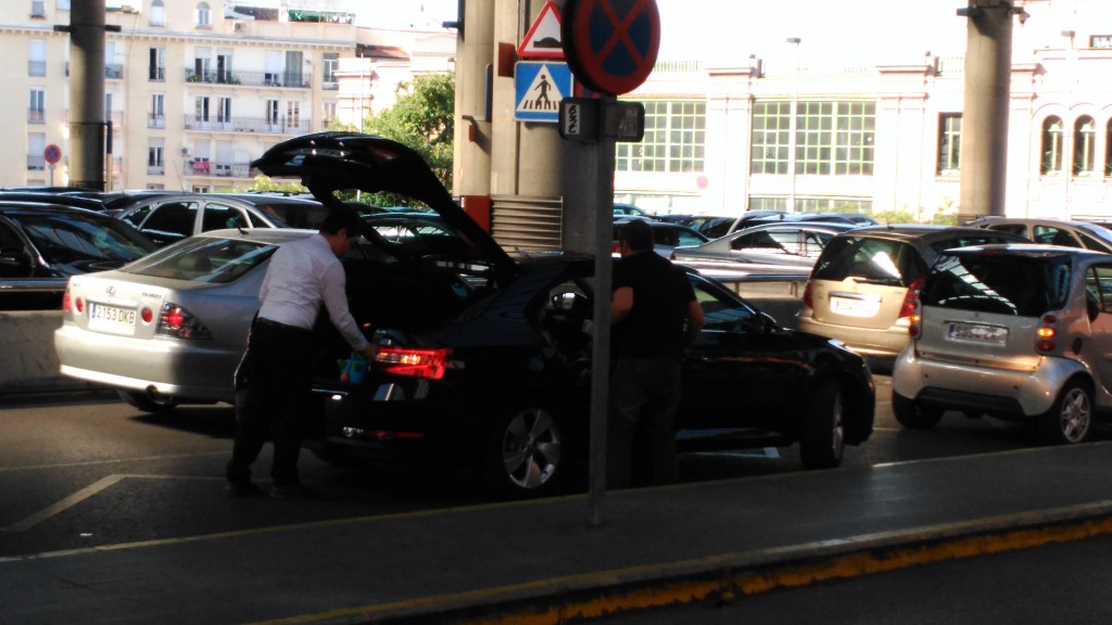 Los conductores de VTC tratan de no estar mucho tiempo en Atocha / Foto: ALN
