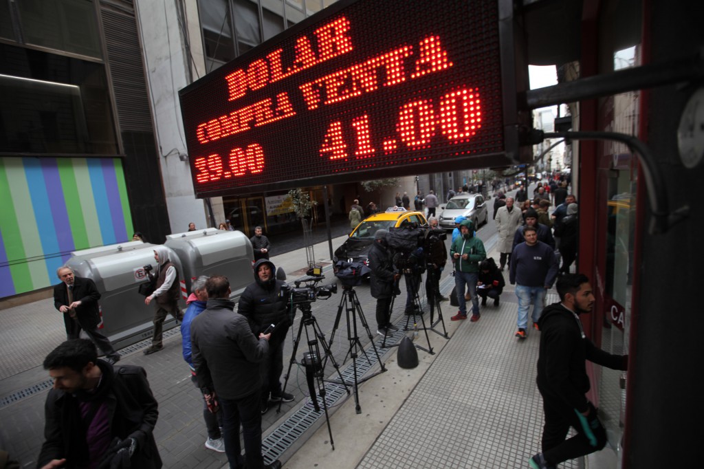 El peso argentino se devaluó 13% la semana pasada / EFE: Zuma