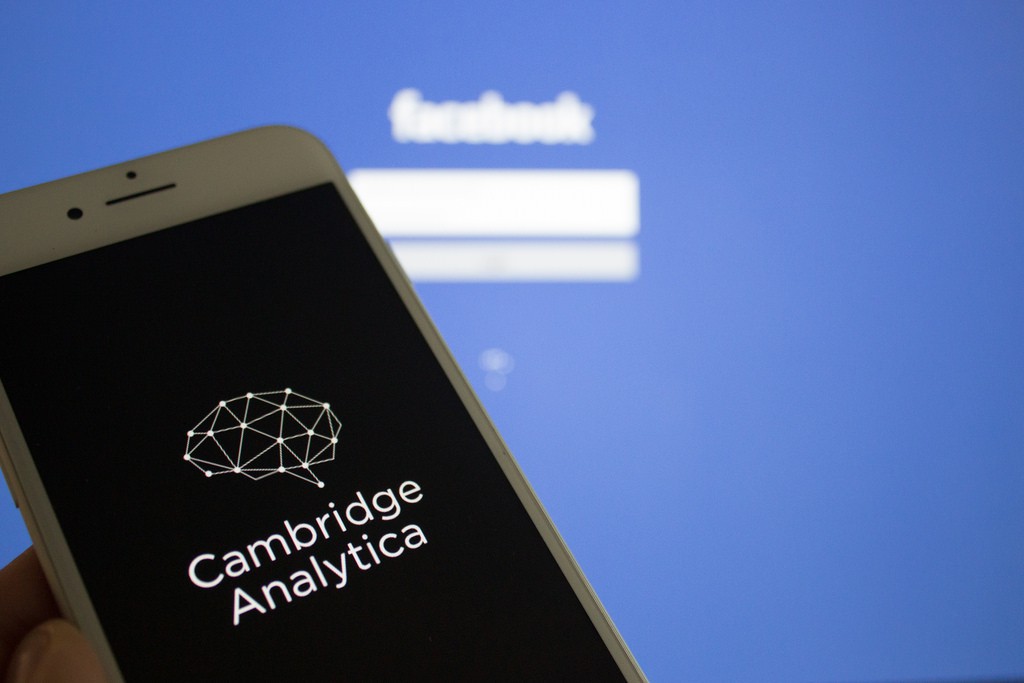 Cambridge Analytica se apropió de 87 millones de perfiles de usuarios / Flickr: Book Catalog