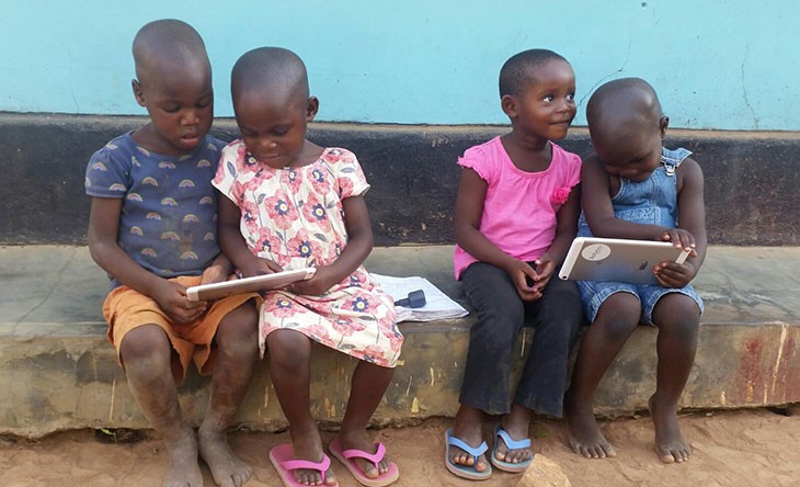 Una simple tablet puede cambiar la vida de millones de niños / Foto: ProFuturo