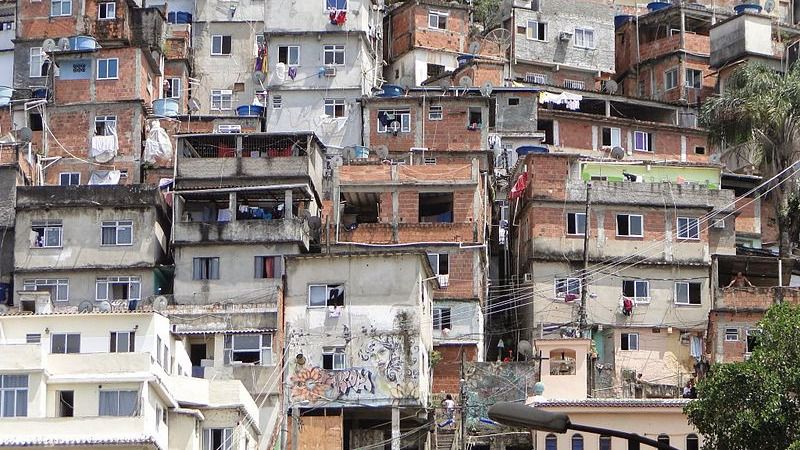 Favela en Copacabana / Foto: Leon petrosyan