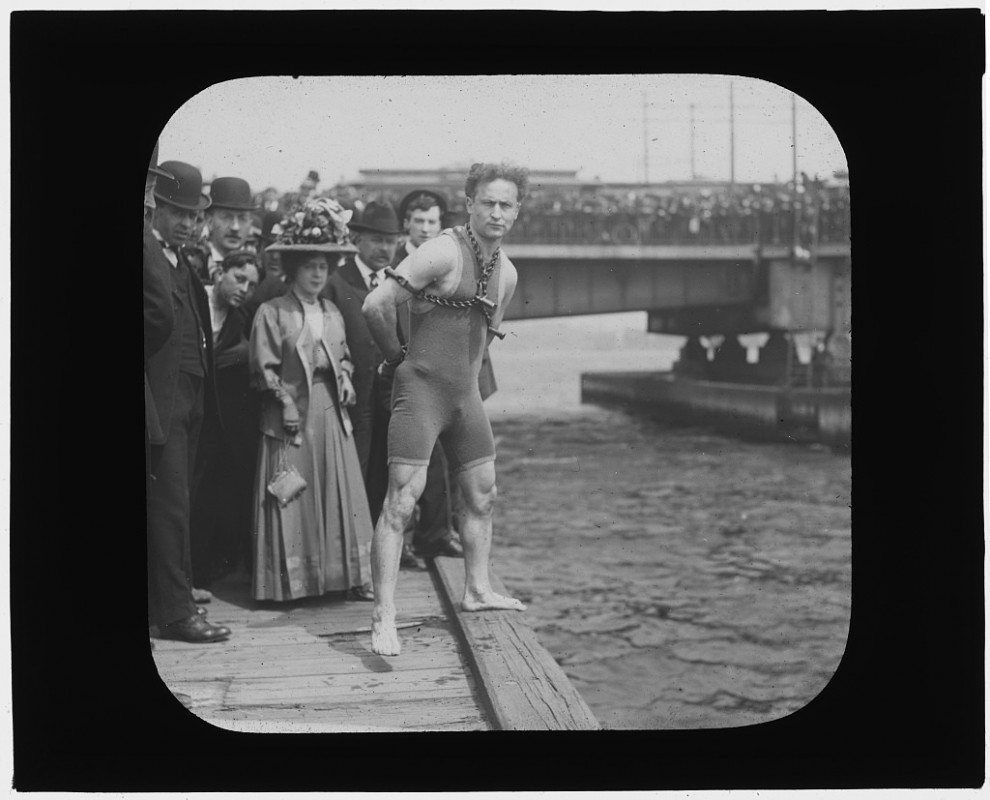 Houdini se lanzó encadenado al río Harvard en Boston / Flickr: The Library