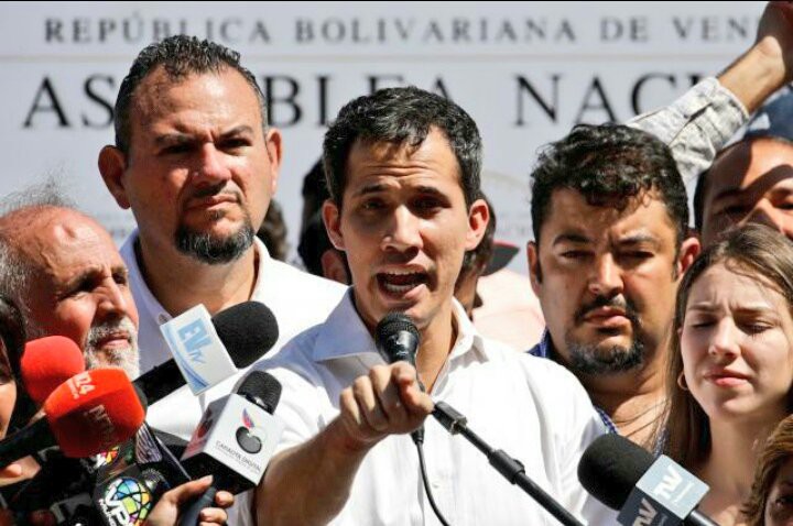 Juan Guaidó le dice a la Fuerza Armada: “No nos dispares” / Foto: @juanguaido