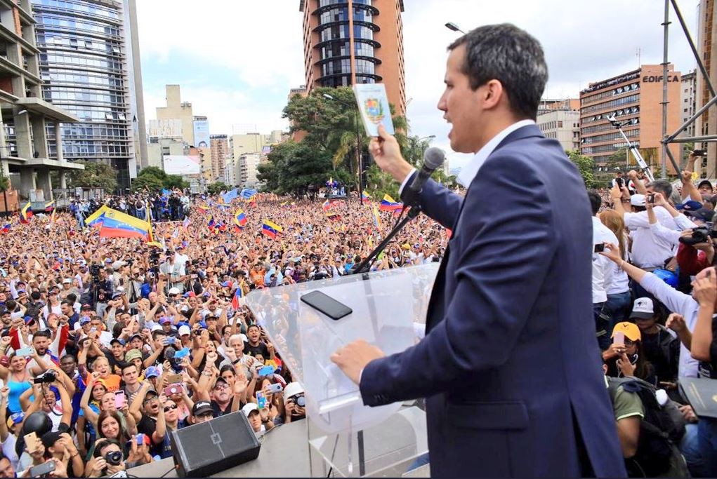 Guaidó tomó juramento ante una impresionante multitud / Foto: @juanguaido