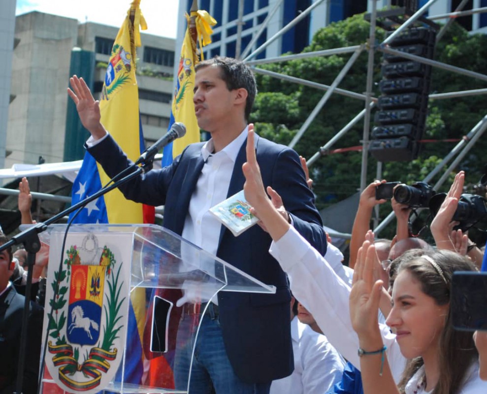 Pasaron 24 horas entre la jura de Guaidó y el mensaje de la FANB / Foto: @juanguaido