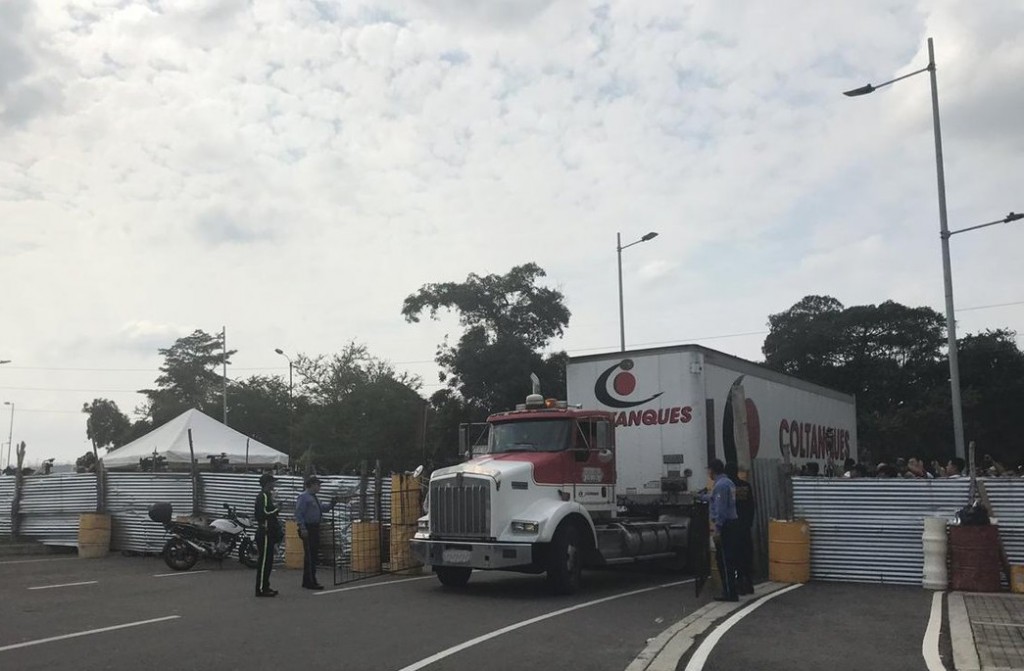 Los camiones con la ayuda humanitaria fueron recibidos por venezolanos esperanzados / Foto: Usaid