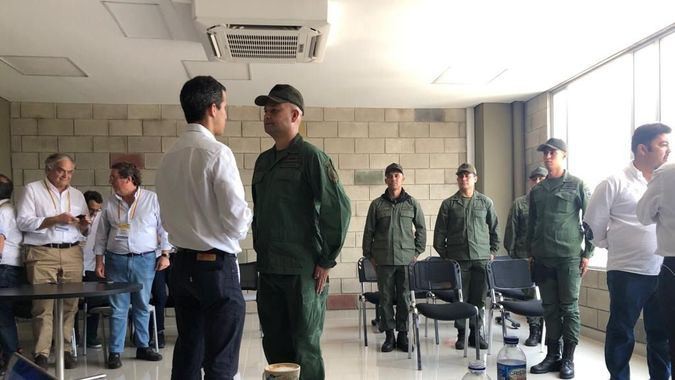 Guaidó conversó con militares que se cambiaron de bando / Foto: @jguaido