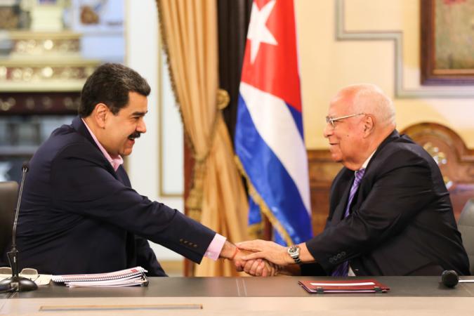 Para Maduro el embajador de Cuba es un ministro más / Foto: Prensa Maduro