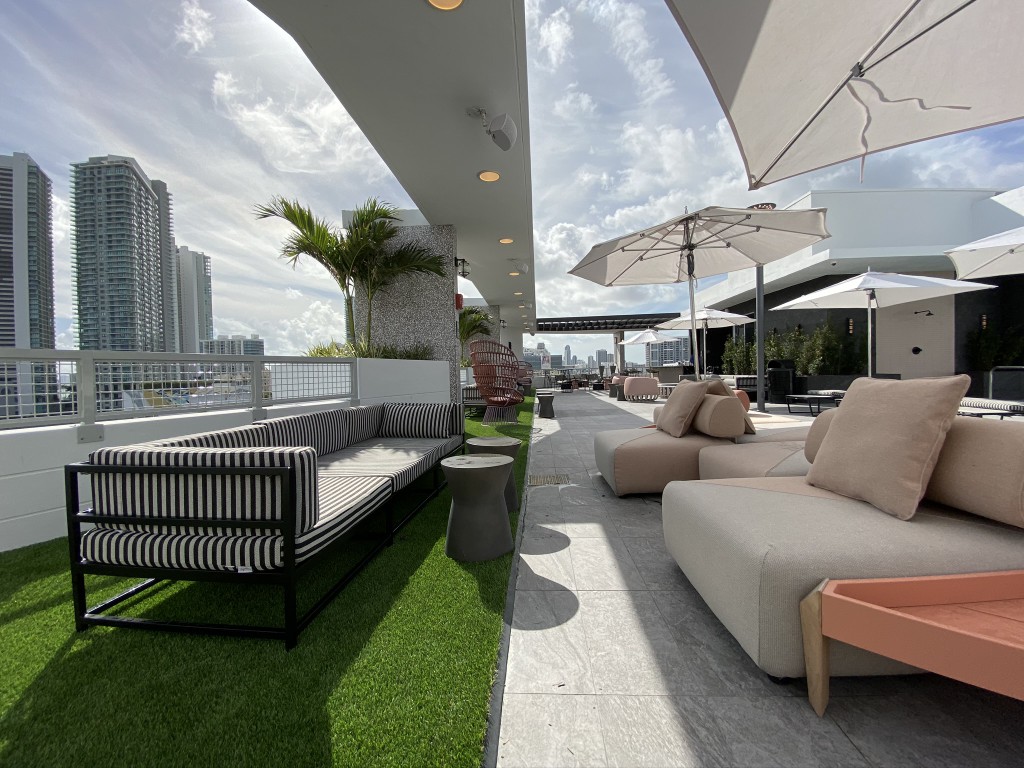 Las comodidades incluyen una terraza en la azotea / Foto: Marriott