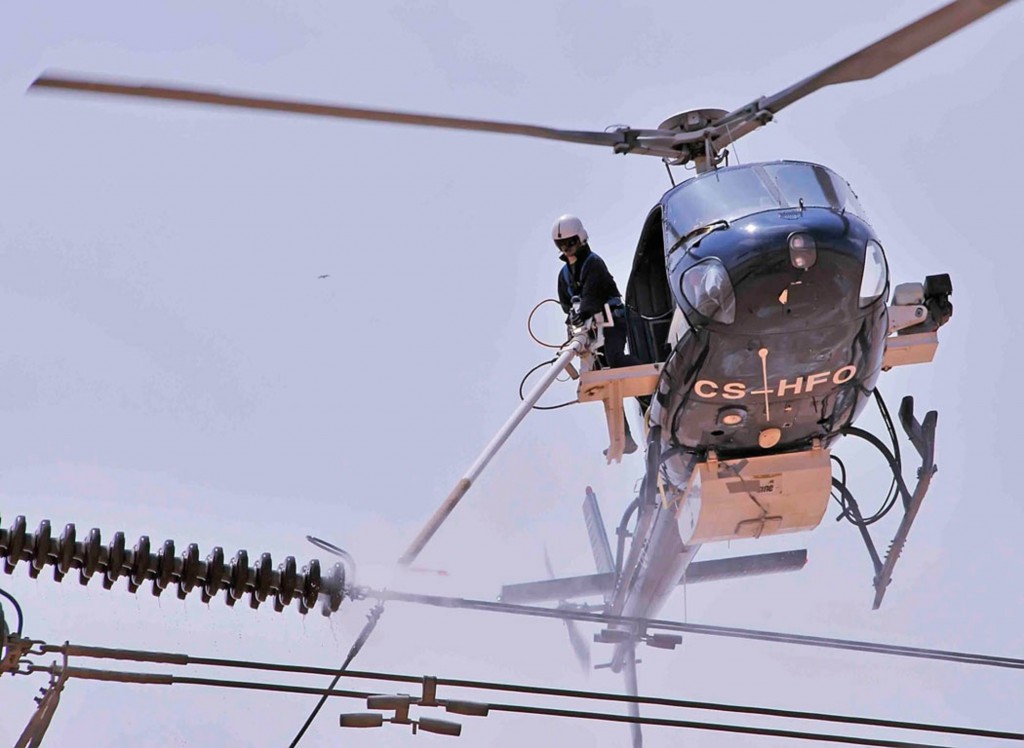 El lavado de aisladores en helicóptero es otra actividad peligrosa / Foto: Smart Aviation 