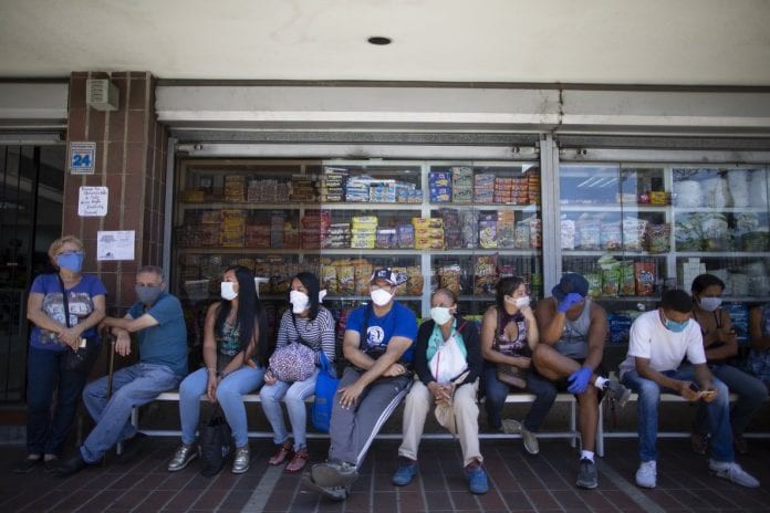Los venezolanos se ven obligados a salir a buscar el sustento a pesar de la cuarentena / Foto: WC