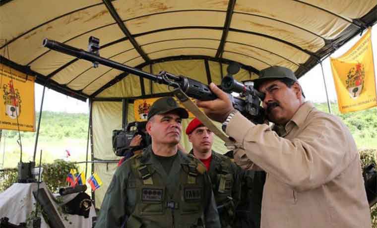 Nicolás Maduro se ha tomado numerosas fotos armado y rodeado de militares / Foto: FANB