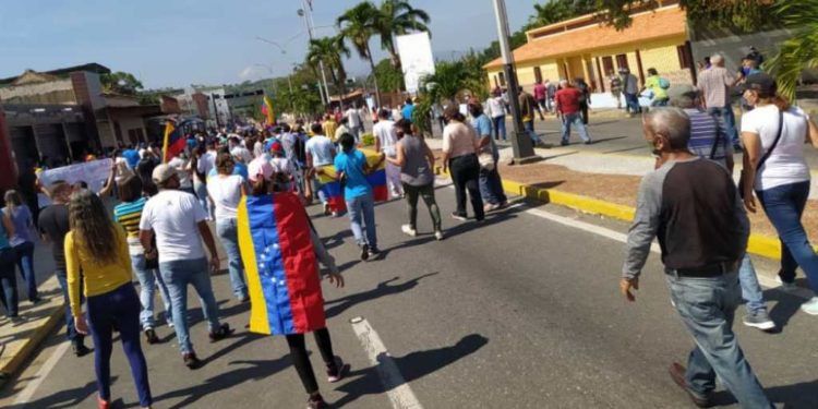 La gente reclama por mejores servicios públicos, pero también contra Maduro / Foto: CCN