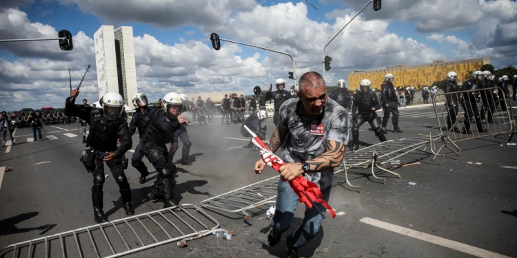 Las marchas contra el Gobierno de este miércoles concluyeron con ocho detenidos y 49 heridos / EFE: Fernando Bizerra Jr.