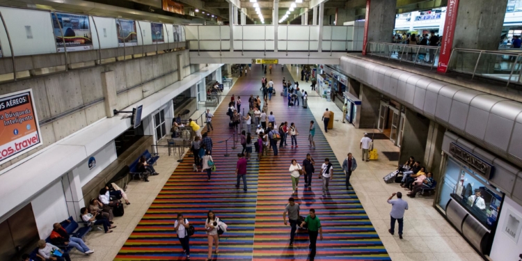 El Aeropuerto Simón Bolívar es la puerta de huida para los españoles que están en Venezuela / EFE: Miguel Gutiérrez