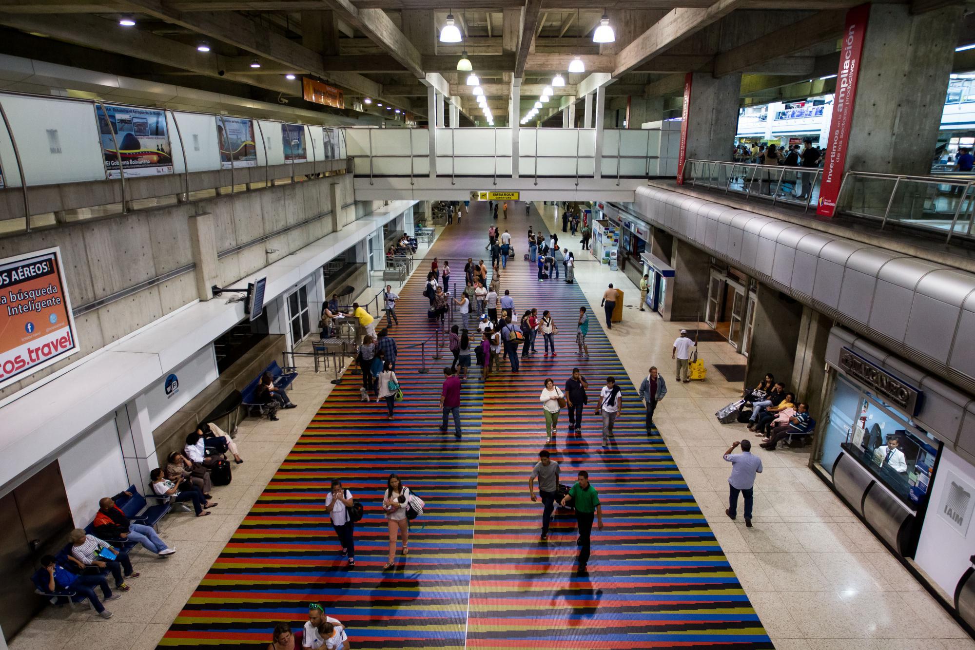 El Aeropuerto Simón Bolívar es la puerta de huida para los españoles que están en Venezuela / EFE: Miguel Gutiérrez