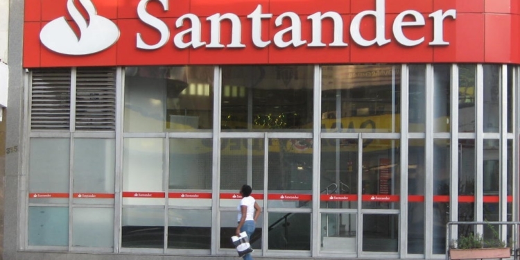 S&P mantiene la calificación de Santander en un noble bajo / Foto: Wikimedia Commons