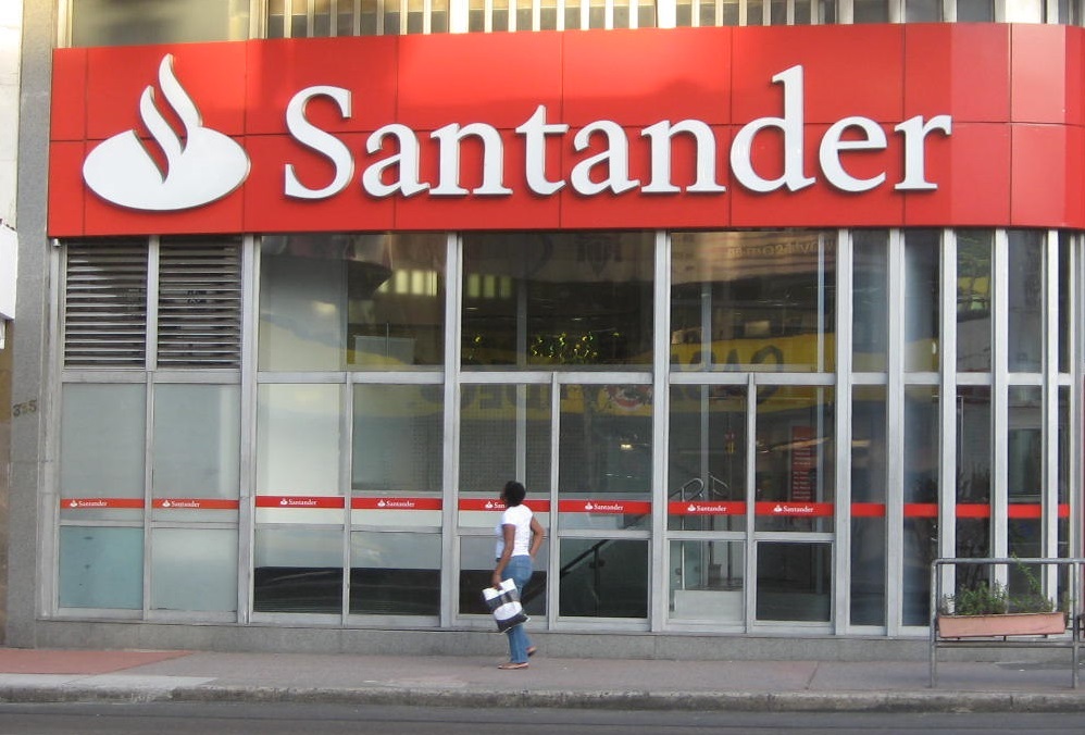 S&P mantiene la calificación de Santander en un noble bajo / Foto: Wikimedia Commons