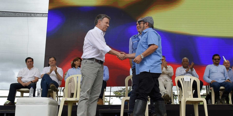 El presidente Santos se da la mano con el jefe de la guerrilla, Rodrigo Londoño / Foto: Presidencia