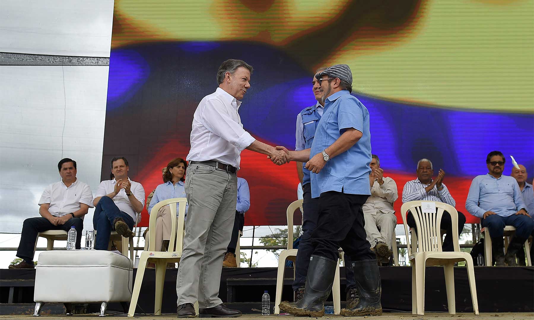 El presidente Santos se da la mano con el jefe de la guerrilla, Rodrigo Londoño / Foto: Presidencia
