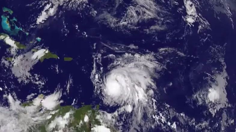 El ojo del huracán tocó tierra en la isla de Dominica este lunes con vientos de hasta 260 km/h / Foto: NASA