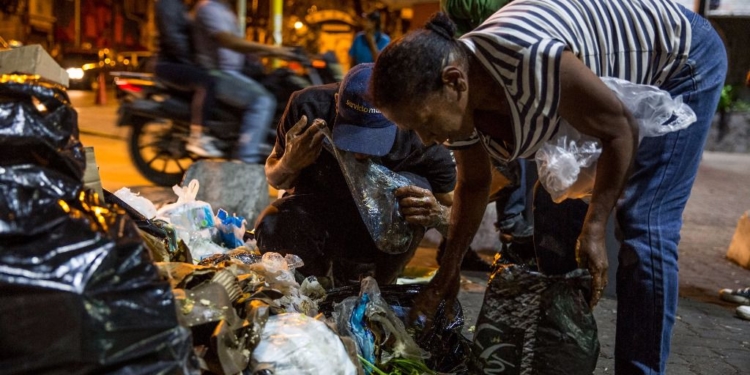 En Venezuela es común ver gente comiendo de la basura /EFE: Miguel Gutiérrez