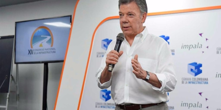 Juan Manuel Santos rubrica el pago de impuestos mediante obras públicas / Gobierno de Colombia: Andrés González