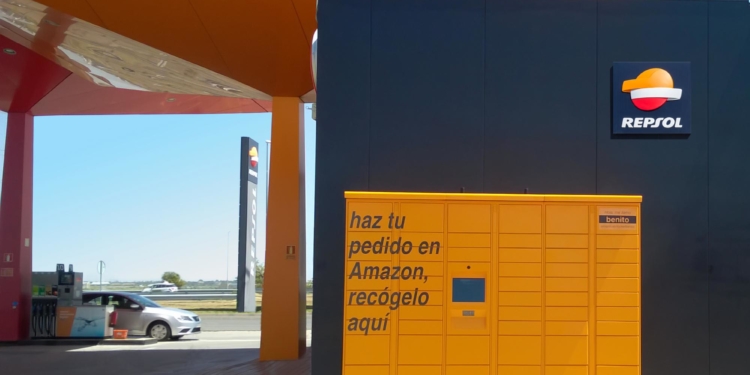 Repsol y Amazon instalan taquillas automáticas para recibir compras en estaciones de servicio españolas / Foto: Repsol