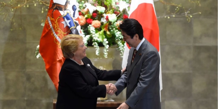 Michelle Bachelet y Shinzo Abe