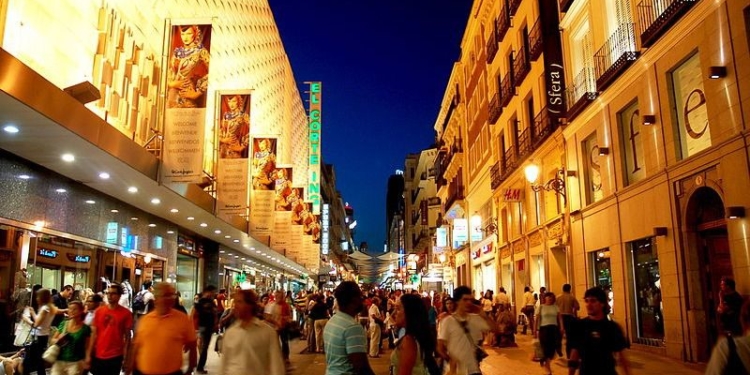 España recibió cinco millones de turistas latinoamericanos en 2017 / Wikimedia Commons: Jorge Díaz