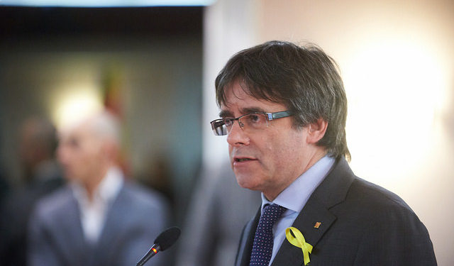 Si Carles Puigdemont renuncia a su acta de diputado perdería fuerza su argumento de que es un &quot;preso politico&quot; / Foto: Junts per Catalunya