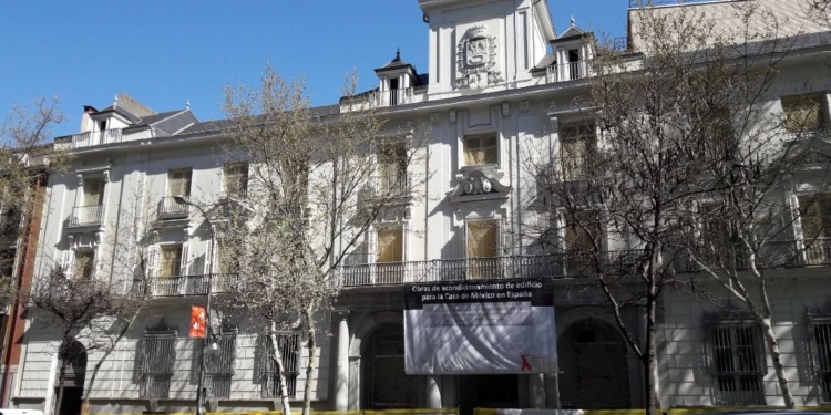 En la fachada principal se informa de las obras de acondicionamiento del edificio / Foto: ALN