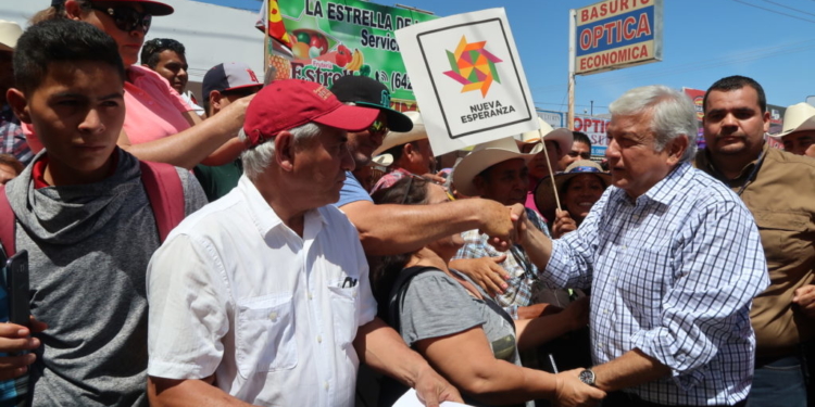 AMLO hasta escribió un comic en el que desestima la construcción del nuevo aeropuerto / Foto: AMLO