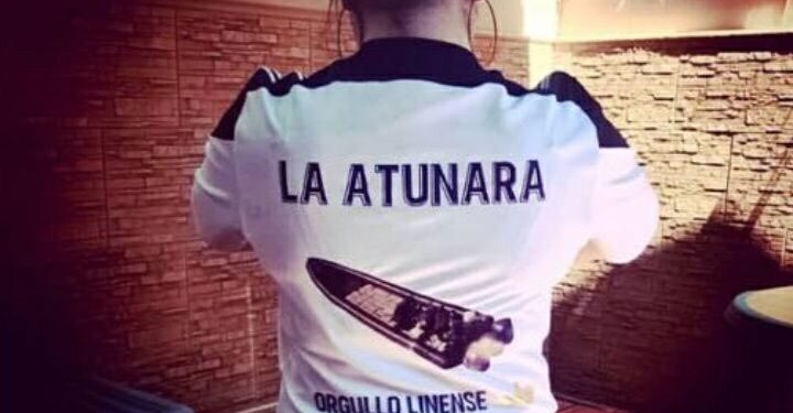 Una camiseta con una narcolancha muestra el apoyo a los narcos / Twitter: @PoliciasSpain