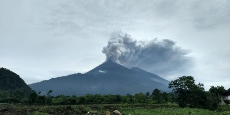 Asciende a 25 el número de muertos por la erupción del volcán de Fuego en Guatemala / Twitter: @conredGuatemala