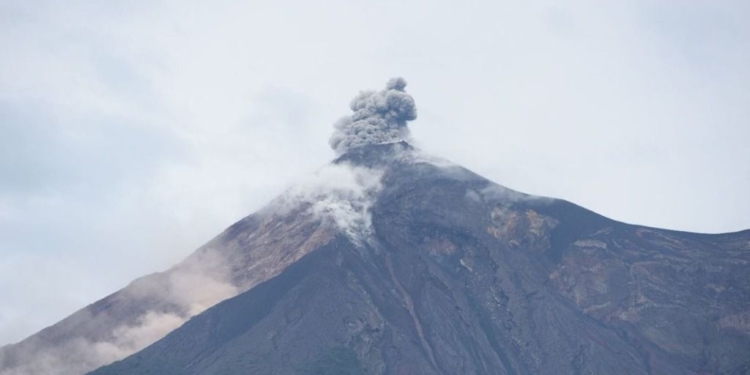 Guatemala pide ayuda a la comunidad internacional tras la erupción del volcán / Twitter: @ConredGuatemala