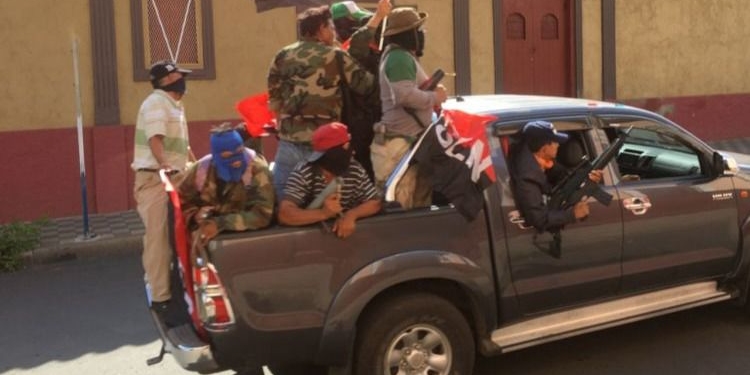 Paramilitares sandinistas participan en la represión de las protestas / Foto: Alianza Cívica por la Justicia y la Democracia