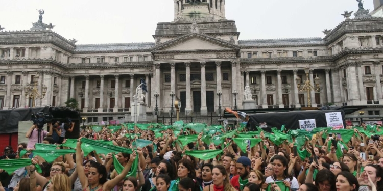 En Argentina hubo manifestaciones a favor y en contra del aborto / EFE: Daniel Caamaño