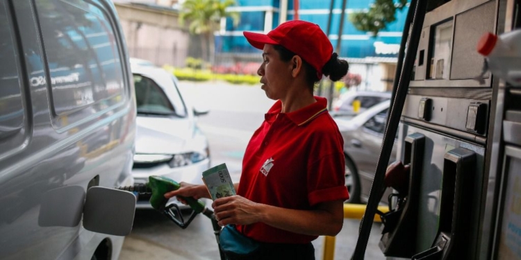 El estándar internacional de la gasolina es inasumible en Venezuela / EFE: Cristian Hernández