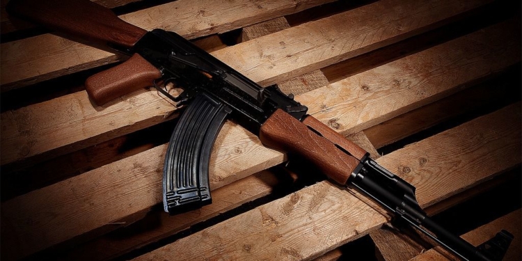 Rusia abrirá una fábrica de fusiles Kalashnikov en Venezuela en 2019 / Flickr: brian.ch