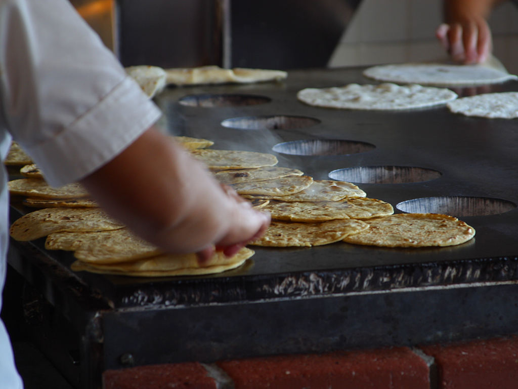 La tortilla es un alimento básico en la dieta del mexicano / Wikimedia: Balboa