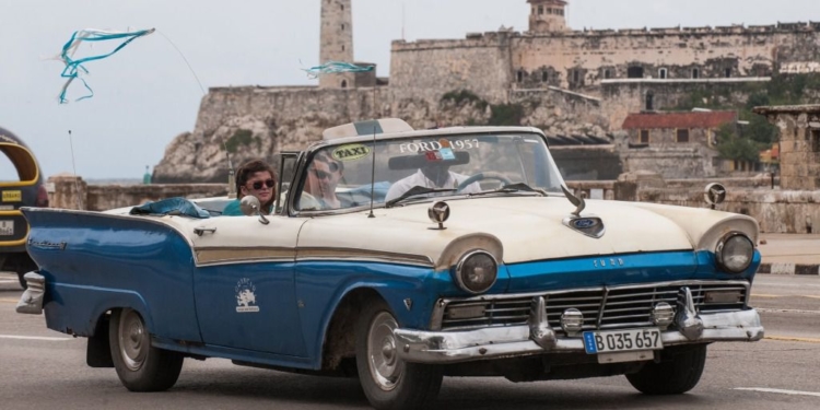 Las autos en Caracas cada vez se parecen más a los de La Habana / Foto: YouTube